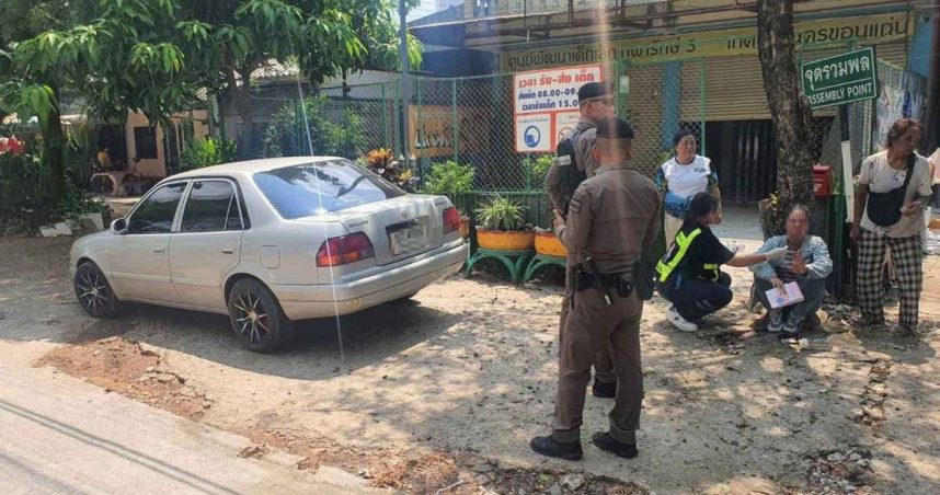 泰國孔敬府一名4歲女童聽到母親說要帶她出門，疑抱著玩偶獨自上車等待，卻因受困高溫密閉車內不幸身亡。（圖／翻攝自Bangkok Post）