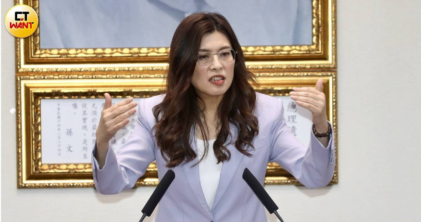 國民黨主席鄭麗文主持網路政論節目解讀川習會。（圖／方萬民攝）