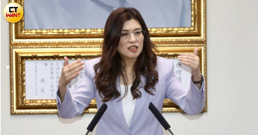 國民黨主席鄭麗文主持網路政論節目解讀川習會。（圖／方萬民攝）