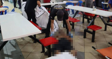 馬來西亞一名男子凌晨去一處露天市集，入座後趴桌睡著，過了4個小時突然從椅子滑落，老闆上前一看他已失去生命跡象。（圖／翻攝自《中國報》）