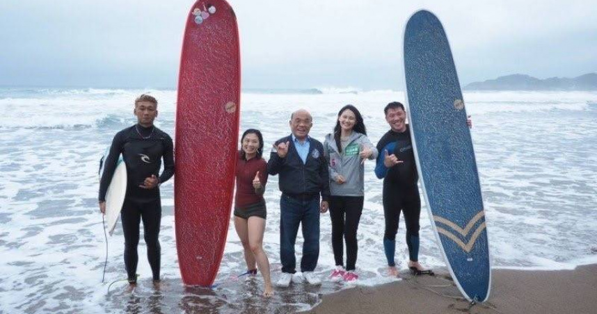 新北市議員鄭宇恩（左二）長期關注衝浪運動，而我國在亞運取得4席衝浪參賽名額，卻被運動部「砍半」，讓鄭宇恩砲轟政府沒收選手門票。（圖／鄭宇恩辦公室提供）