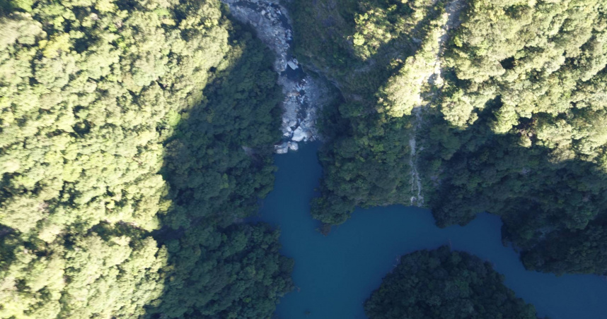 根據空拍照片顯示，花蓮萬里溪堰塞湖整體狀況維持穩定。（圖／林業及自然保育署花蓮分署提供）