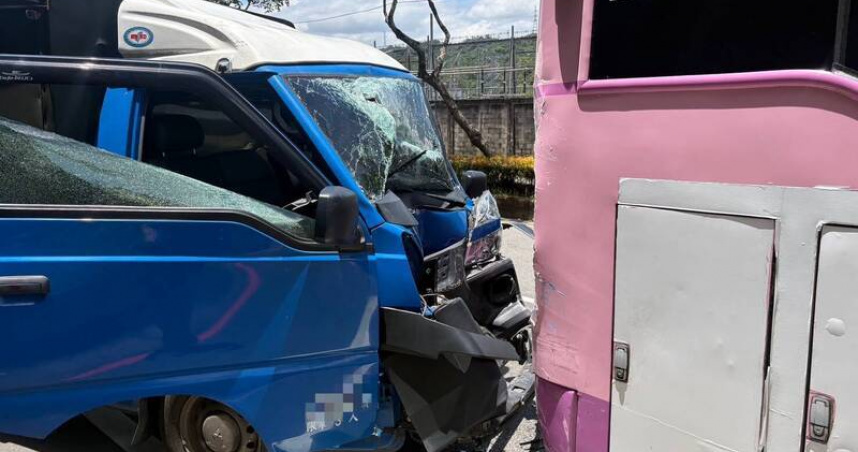 新北深坑貨車追撞公車！車頭潰縮女駕駛受困腿骨折送醫