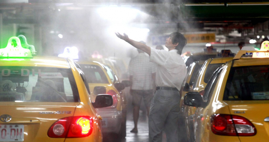 台北車站排班計程車負評不斷，民眾：台鐵為何不學高鐵？(圖／報系資料照)