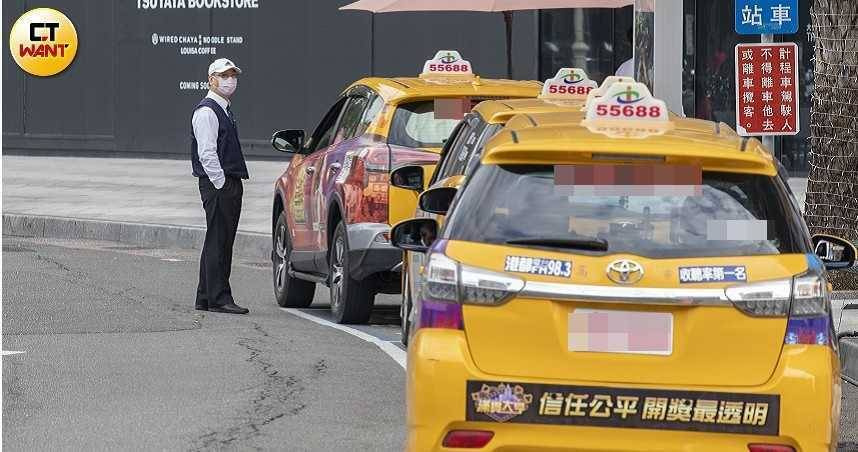 台北車站排班計程車負評不斷，民眾：台鐵為何不學高鐵？(圖／宋岱融攝)