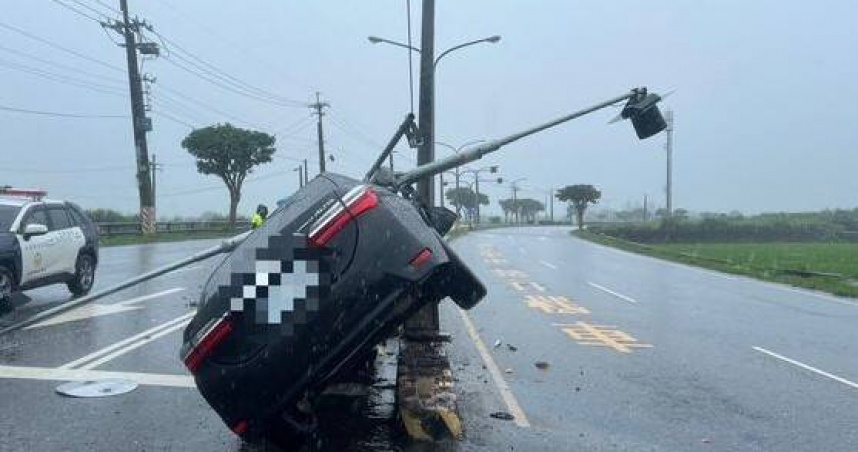 天雨路滑瞬間失控！花蓮男自撞分隔島「撞斷路燈」　2人掛彩送醫