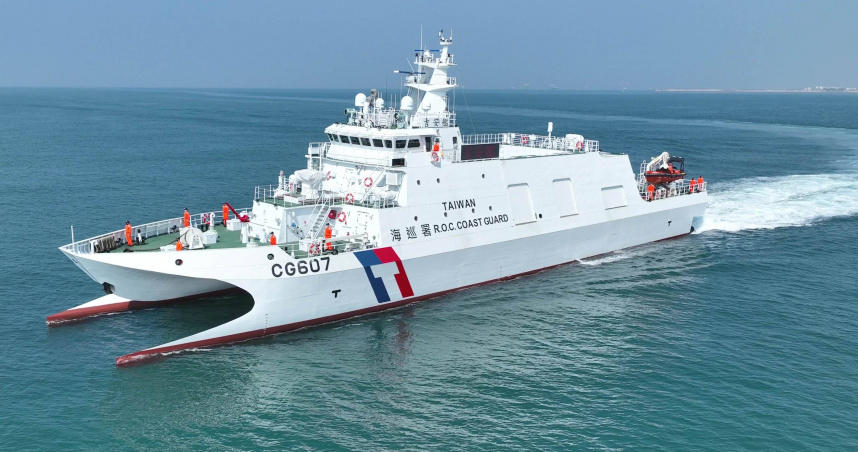 海巡署接獲情資後，隨即指派「吉安艦」等巡防艦艇趕赴現場海域，進行一對一的嚴密監控。（圖／海巡署提供）