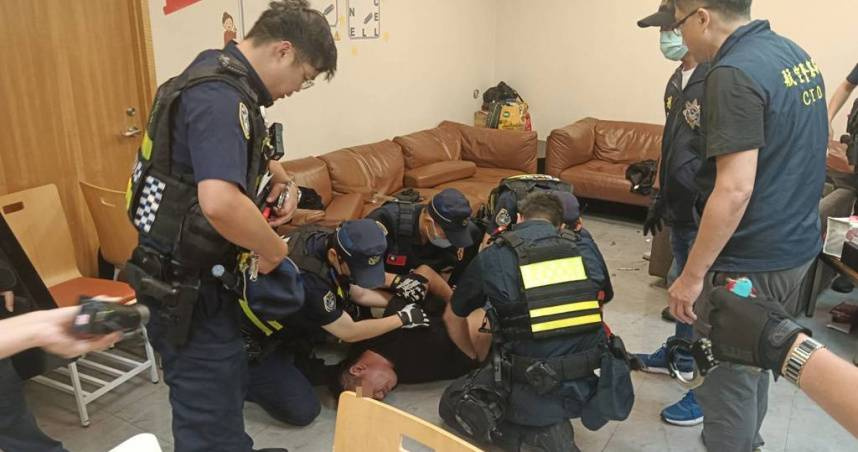 找不到老婆衝國泰航空休息室挾持實習生！　莽男被捕坦承有吸毒