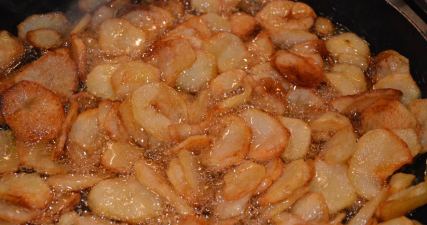 醫師提醒，民眾購買外食炸物前，可先觀察炸油是否出現變深、混濁、泡沫不散及油耗味等異狀。（示意圖／翻攝自pixabay）