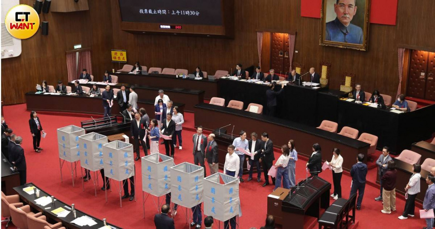 第七屆監察院正副院長及監委人事同意權案記名投票表決。（圖／周志龍攝）