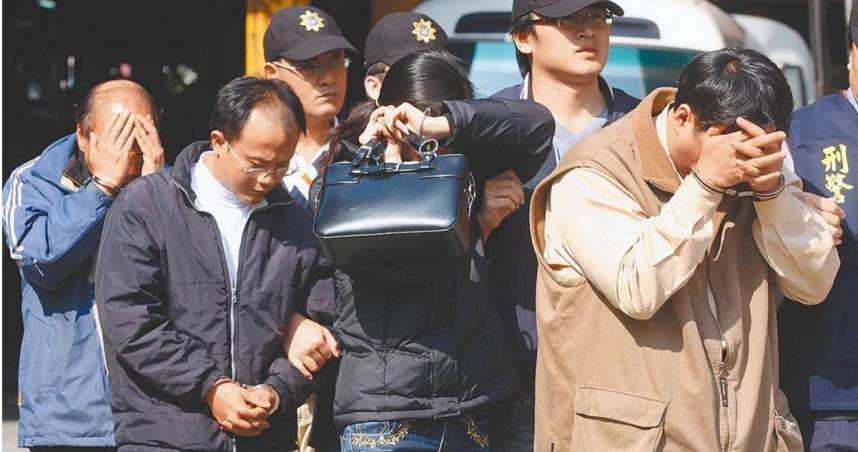 離譜詐保案件頻傳，2008年新北市淡水區經營民宿「老董的家」的無良老闆李憲璋（右一），對街友進行「養套殺」，詐領高額保險金，被判處期徒刑14年。(圖／報系資料照)