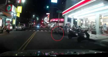 幼童突衝車道 駕駛嚇急煞車怒譙家長:撞上算誰?