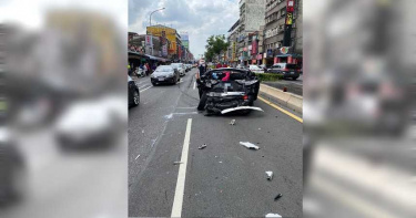 公車疑剎車失靈追撞轎車 LEXUS秒變一團廢鐵