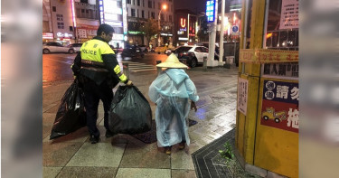 8旬拾荒嬤雨中迷路拒返家 鼻酸真相竟是「怕弄髒警車」