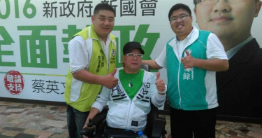 蔡易餘悼生命鬥士 邀蔡英文為「民主小蜜蜂」捻香