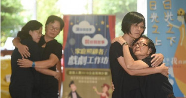 壓力致暈眩 18名家照者藝術輔療合演生命劇