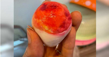 驚!水煮蛋剝開驚「整顆在噴血」 真相曝光