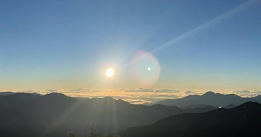 今天清晨玉山天氣依舊晴朗，天空一望無際，能見度高，氣象局玉山北峰觀測站觀測員拍下漂亮日出景觀。(圖/謝新添提供)