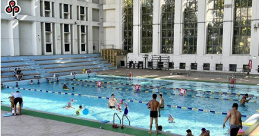 教育部體育署將在學校積極推動游泳教學，以提升學生水中自救能力。（本報資料照片）