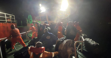 陸貨輪17人棄船求生，海巡署緊急前往救援。（圖／海巡署提供）