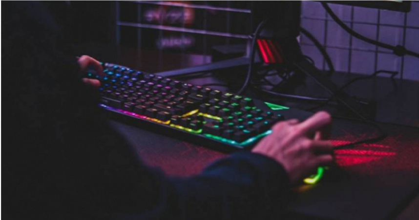 男子因沉迷線上遊戲，忽略健康。（示意圖／Unsplash）