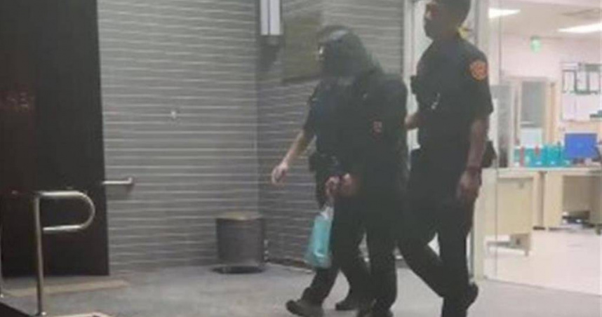 新北市永和區40歲李姓男子去年6月間，將密錄器黏在雨傘頭上，並挑選妙齡女子若無其事地靠上前偷拍，而李男偷拍1名高職女學生裙底時，遭一旁婦人目擊並大聲喝斥，嚇得李男逃離現場。（圖／永和警分局提供）