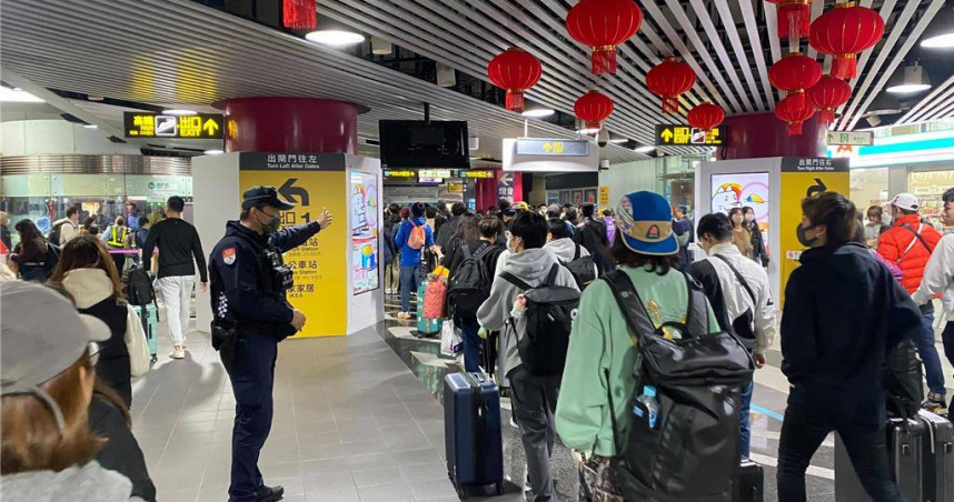 2025桃園燈會在桃園15、16日首周假日人潮、車潮塞爆，尤其15日機場捷運單日運量創新高達27萬703人次導致人潮癱瘓。桃市府16日推精進作為，捷運站體內人潮動線改善。（圖／中國時報呂筱蟬攝）