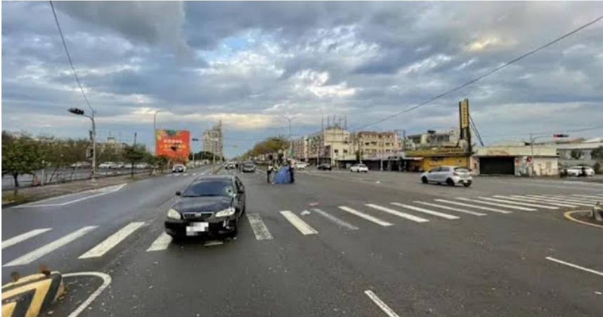 台中台灣大道八段與光華路口4日清晨發生一起轎車撞飛行人的死亡事故。（圖／翻攝畫面）