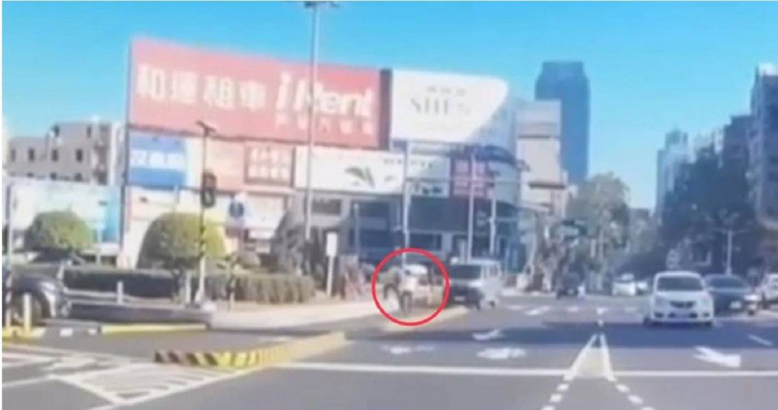 一名61歲日籍婦人遭小貨車高速撞上，當場失去生命跡象，所幸經搶救後幸運撿回一命。（圖／警方提供）