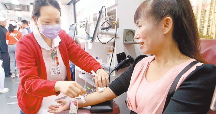 專家呼籲，醫院用血應落實「精準化輸血」。圖為民眾響應捐血。示意照，非新聞事件當事人。（圖／報系資料照）