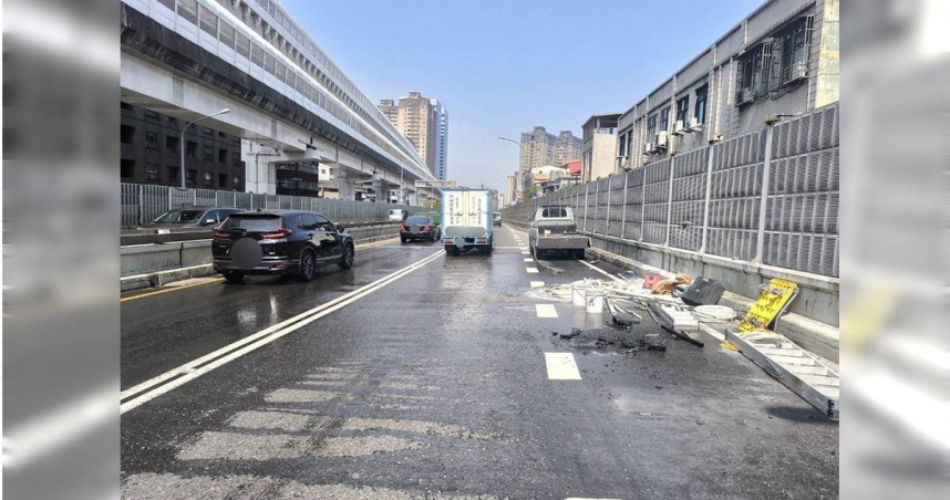 駕駛路邊緊急停車火勢被消防隊迅速撲滅。（圖／翻攝畫面）