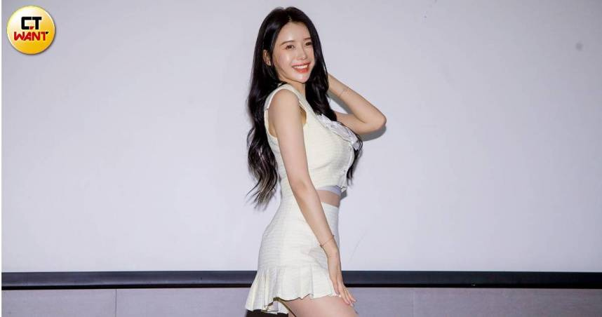 韓國啦啦隊女神李雅英有著迷人電眼、甜美笑容及精緻五官。（圖／趙文彬攝）