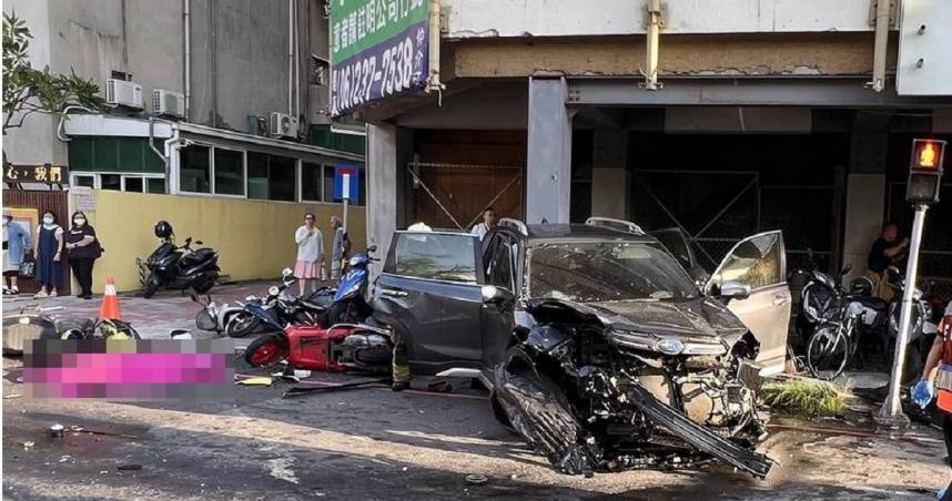 成大圖書館林姓職員於2024年8月12日下午從校園內開車暴衝，撞上多輛汽機車導致1死4傷悲劇。（圖／翻攝畫面）