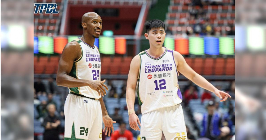 林信寬(右)在場上跟克羅馬討論戰術。（圖／TPBL提供）