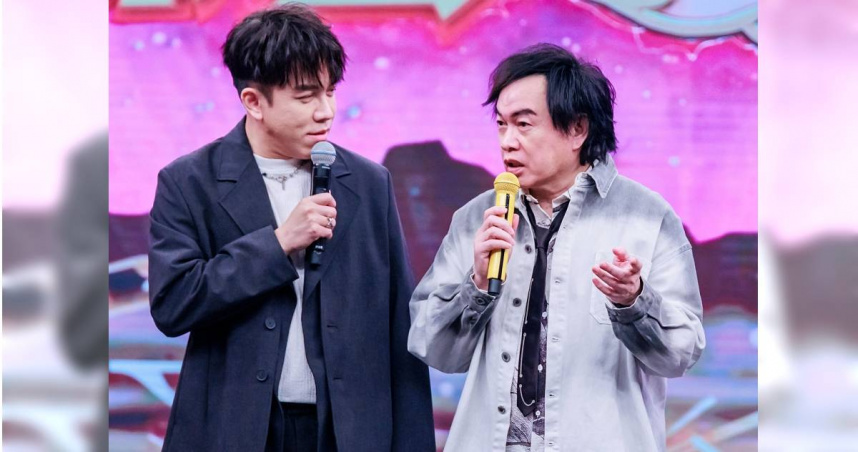 康康（右）坦言要看大字報才有安全感。（圖／中視提供）