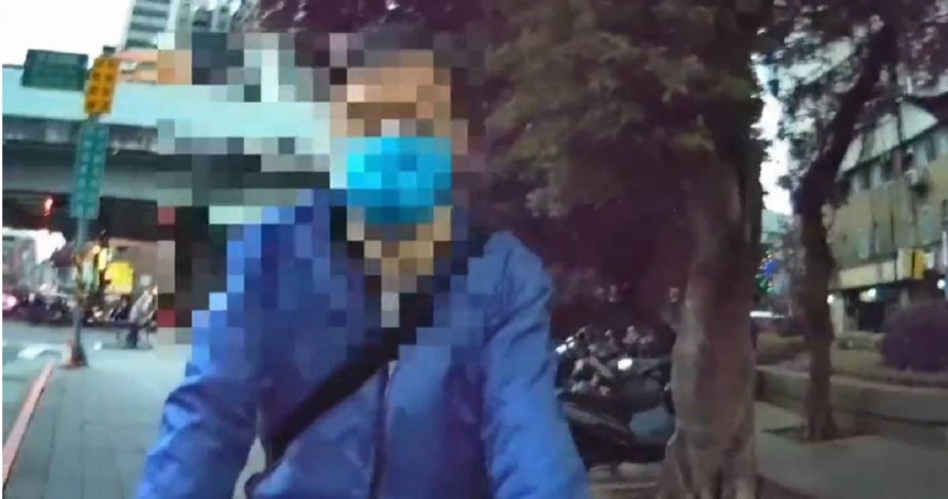 北市府市場處公有零售科任職的許姓科長,因違規騎車通過行人穿越道、闖紅燈,遭警攔下後不服取締還霸佔警車,遭警方送辦。(圖/翻攝畫面)