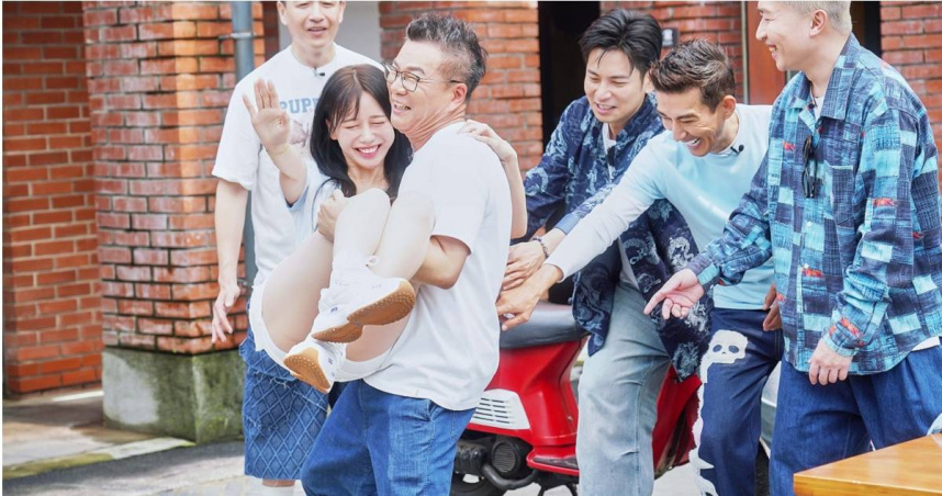 沈玉琳抱李雅英16蹲。（圖／東森超視提供）