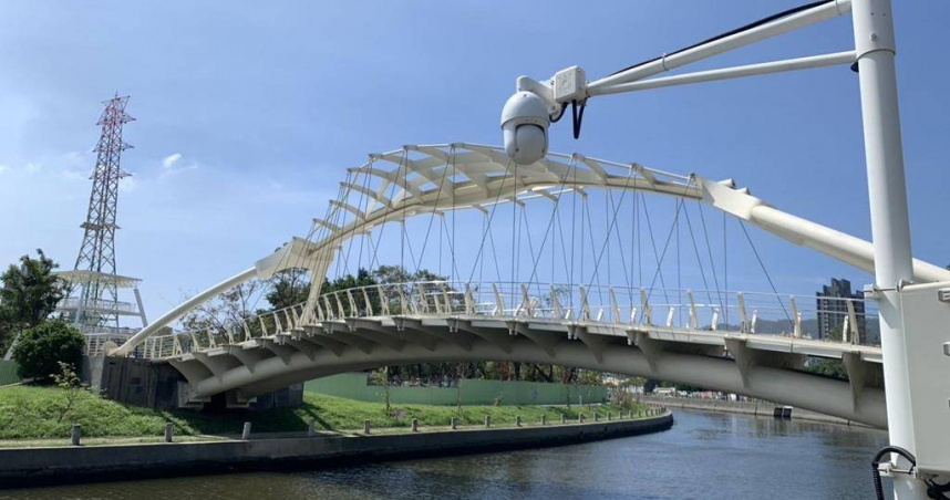 愛河驚見男屍漂浮水面，身分成謎警方全力追查。（示意圖／翻攝畫面）