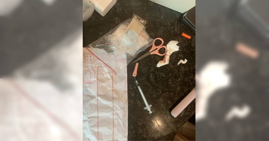 情侶投宿旅館突傳命案，男子屍身僵硬桌擺毒品震驚全場。（圖／翻攝畫面）