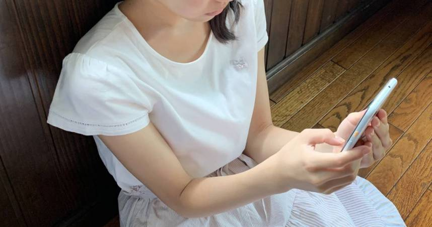 人夫出軌小三，小三還在IG公開2人「裸露擁吻照」，人妻發現後氣炸提告。（示意圖／翻攝自photoAC）