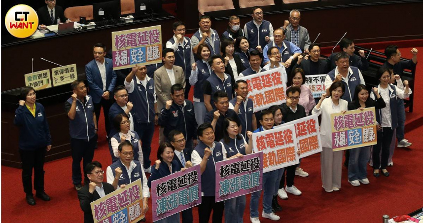 朝野協商簽字，核管法修正案將表決處理，核三廠二號機雖有了延役法源，但能否延役，仍得看賴政府的決定，圖為藍營立委在核管法三讀後於立院議場高舉標語表達立場（圖／中天新聞）