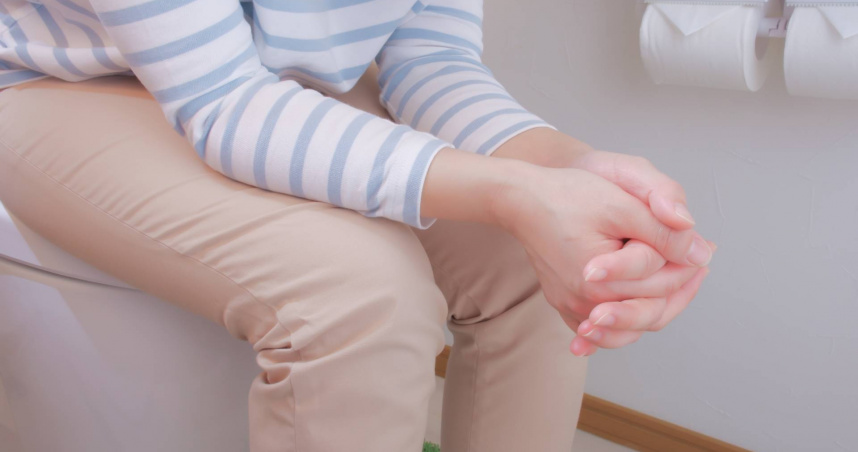 如廁時久坐滑手機，可能會增加罹患痔瘡的風險。（示意圖／翻攝自PhotoAC）