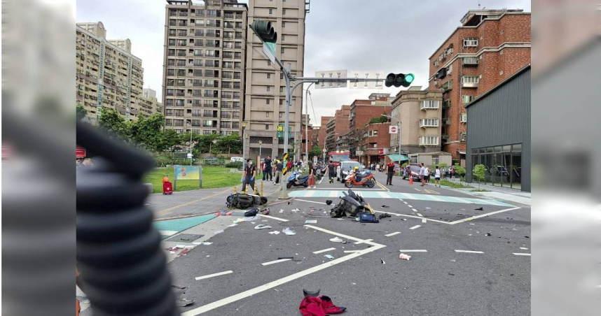 新北市三峽區北大國小前19日發生嚴重車禍事故，釀成3死慘案，然而車禍過失致死並非犯罪被害補償金的給付範疇。（圖／翻攝畫面）