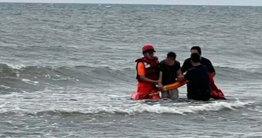 大安海水浴場有民眾欲跳海，海巡及救生協會人員趕抵下水搶救，最終順利救上岸無大礙。（圖／翻攝畫面）