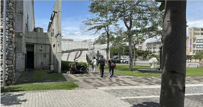 花蓮縣文化局今天一早遭檢廉搜索。（圖／羅亦晽攝）