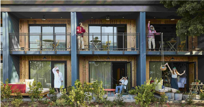 從果園改造的矽谷樹屋酒店綠意盎然，部分客房設有陽台。（圖／樹屋酒店提供）