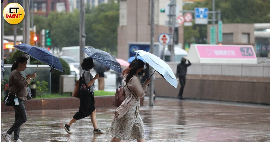 受到滯留鋒面影響，今（4日）全台各地仍有短延時強降雨的發生，預計該波雨勢直至周五（6日）才會逐漸趨緩。（圖／劉耿豪攝）
