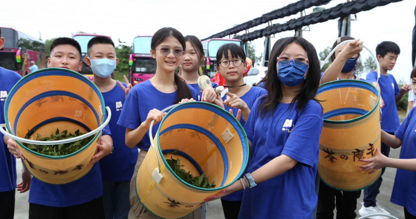 茶之魔手多年來持續協助弓鞋國小推動「心願馨茶」活動。（圖／茶之魔手提供）