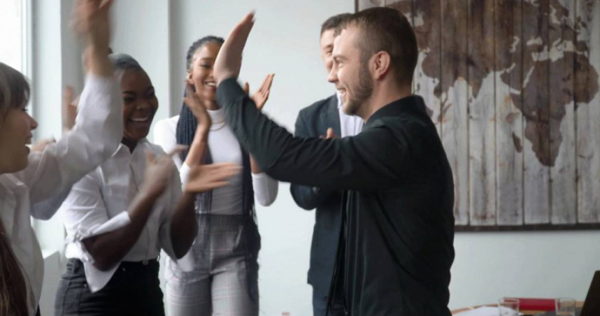 「共創，比服從重要；參與，才是真正的留人之道。」（圖／MotionElements）