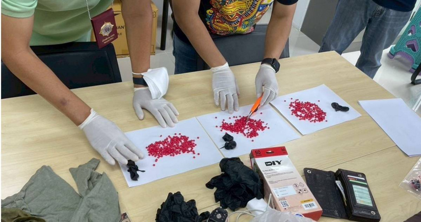 近日,一名奧地利男性遊客在泰國廊曼國際機場因為劇烈抽搐與腹痛被緊急送院,然而醫院發現他的腸道內塞有3大包毒品,正是其中一包毒品破裂後導致他出現強烈的毒品反應。(圖/翻攝FB/สถานีตำรวจนครบาลหัวหมาก)